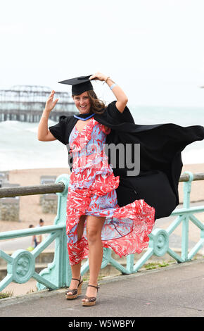 Brighton, UK. 30 juillet, 2019. Lois s'interrompt sur le vert à son conseil de mortier après avoir obtenu son diplôme de l'Université de Brighton sur un front de vent après la cérémonie . Crédit : Simon Dack/Alamy Live News Banque D'Images