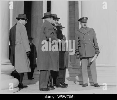 Photographie du président Truman, secrétaire de l'intérieur Harold Ickes, et d'autres, probablement à l'extérieur du Jefferson Memorial. Banque D'Images