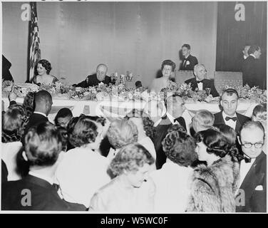 Photographie du président Truman, le président de la Chambre, Sam Rayburn (centre), et d'autres dignitaires à l'Jefferson-Jackson jour Dîner, tenue à l'armurerie de la Garde nationale à Washington. Banque D'Images