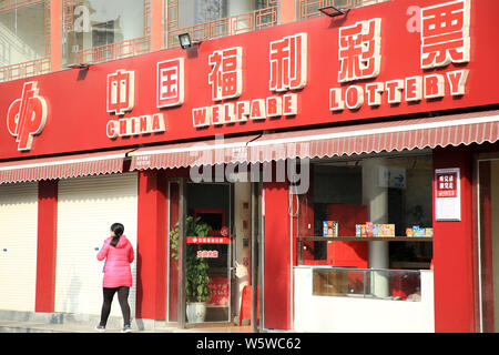 --FILE--un piéton passe devant une succursale de loterie de bien-être de la Chine dans la ville de Xiangfan, province de Hubei en Chine centrale, le 28 novembre 2018. Lotte de la Chine Banque D'Images