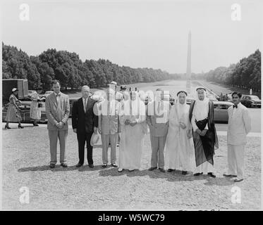Photo de Prince Faisal Al Saud d'Arabie saoudite et son parti debout devant le miroir d'eau et le Washington Monument, au cours de la visite du prince à Washington. Banque D'Images