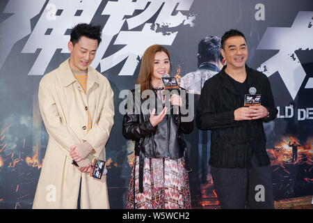 (De gauche) Hong Kong, chanteur et acteur Raymond Lam, chanteuse et actrice Charlene Choi du duo pop de Hong Kong des jumeaux, et l'acteur Sean Lau assister à une p Banque D'Images