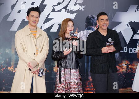 (De gauche) Hong Kong, chanteur et acteur Raymond Lam, chanteuse et actrice Charlene Choi du duo pop de Hong Kong des jumeaux, et l'acteur Sean Lau assister à une p Banque D'Images