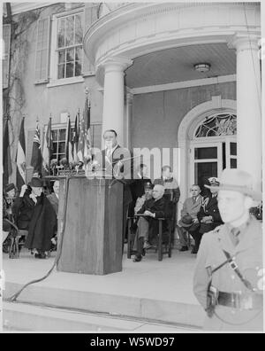 Photographie de secrétaire de l'intérieur Julius Krug fournissant une adresse à l'inauguration de la maison de Franklin D. Roosevelt à Hyde Park, New York comme un sanctuaire national, avec le président Truman et d'autres, à l'on. Banque D'Images