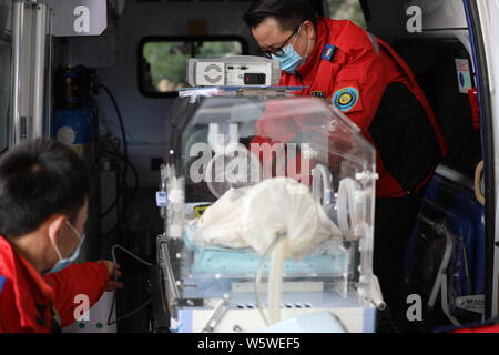 Le Palm De Bebe Un Bebe Premature De 800 Grammes Qui Souffrait D Une Grave Infection Pulmonaire Est Sous Traitement Dans Un Incubateur Pour Transferer Un A Beijing Photo Stock Alamy