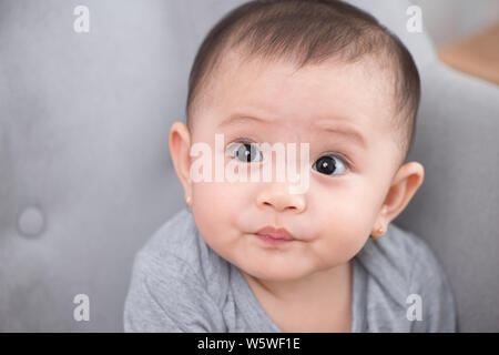 Image de sweet baby girl, closeup portrait of cute 8 mois smiling girl, tout-petit. Banque D'Images