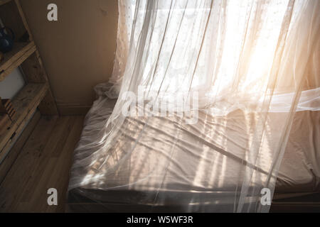 Vintage chambre avec la lumière du soleil et filtre sombre Banque D'Images