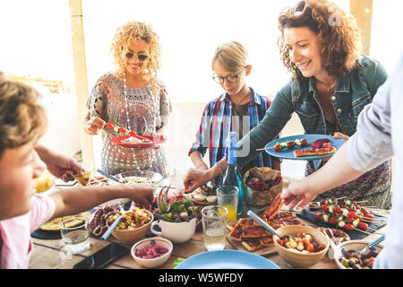 Apéritif d'été avec un groupe d'amis, de la joie et des festivités en famille avec Eavening ami dîner sur la terrasse bénéficiant d'ensemble. Vue de dessus d'un Banque D'Images