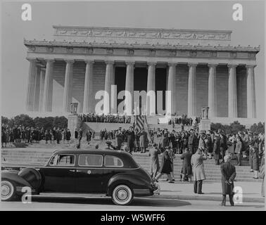 Photographie de Vice Président Truman avec d'autres à Lincoln's Birthday cérémonie. Banque D'Images