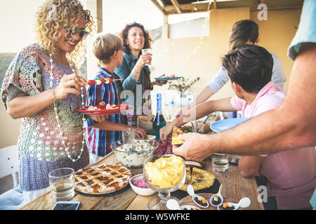 Apéritif d'été avec un groupe d'amis, de la joie et des festivités en famille avec Eavening ami dîner sur la terrasse bénéficiant d'ensemble. Vue de dessus d'un Banque D'Images