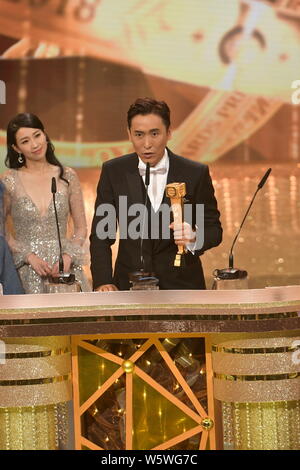 Joe Ma pose avec son trophée du meilleur acteur à la TVB 2018 Anniversaire Awards à Hong Kong, Chine, 16 décembre 2018. Banque D'Images