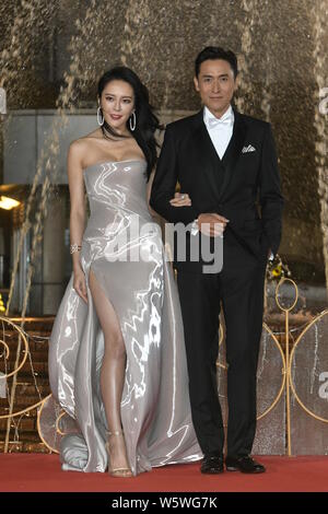 Modèle de Hong Kong Cheung Kelly, Miss Chinese International 2012 Gagnant, et acteur de Hong Kong, Joe Ma arrivent sur le tapis rouge pour le 2018 anniversaire de la TVB Banque D'Images