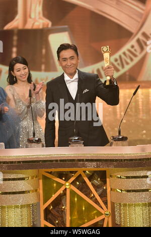 Joe Ma pose avec son trophée du meilleur acteur à la TVB 2018 Anniversaire Awards à Hong Kong, Chine, 16 décembre 2018. Banque D'Images