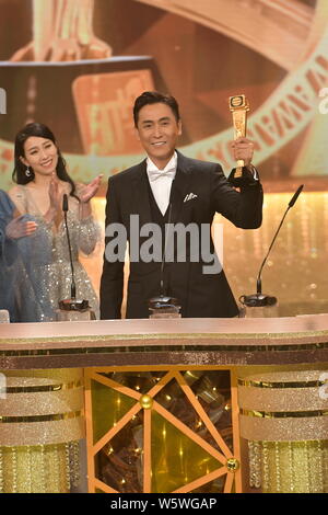 Joe Ma pose avec son trophée du meilleur acteur à la TVB 2018 Anniversaire Awards à Hong Kong, Chine, 16 décembre 2018. Banque D'Images