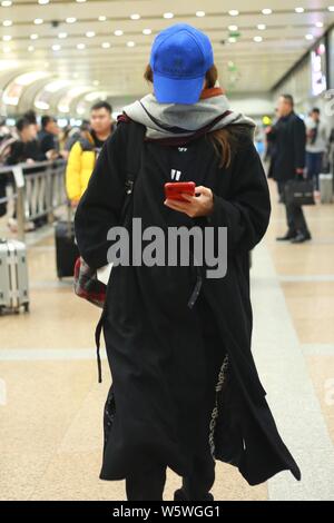 L'actrice chinoise Zhao Wei arrive à l'Aéroport International de Pékin à Beijing, Chine, 17 décembre 2018. Banque D'Images