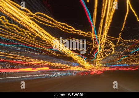 Flou artistique floue Lumières de fort trafic sur un pluvieux humide. feux de circulation dans le motion blur. Banque D'Images