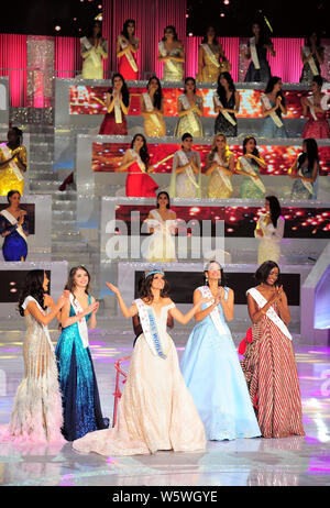 Miss Mexique Vanessa Ponce de Leon, centre, vainqueur de la 68e élection de Miss Monde, réagit comme elle célèbre avec d'autres lauréats lors de la finale de la Miss ne Banque D'Images