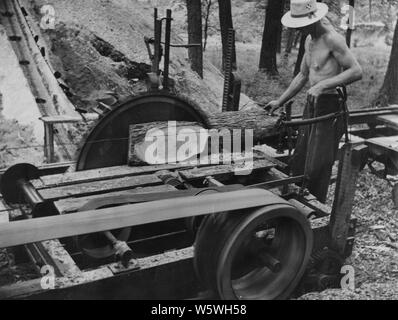 Photographie d'un glissement de l'alimentation du chariot Type de ceinture ; Portée et contenu : la légende originale : Le chariot d'alimentation est de la courroie patine type. Il est entraîné par l'alimentation principale et est commandée par un levier rouleaux de tapis d'exploitation. Banque D'Images