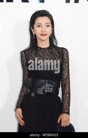 L'actrice chinoise Li Bingbing participe à un événement promotionnel pour Dior à Shanghai, Chine, le 13 décembre 2018. Banque D'Images