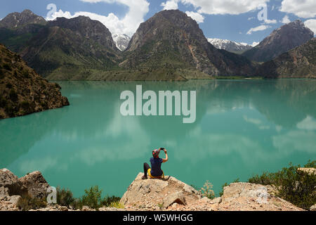 Vue sur le lac de l'Iskander Kul Montagnes du ventilateur au Tadjikistan, en Asie centrale Banque D'Images