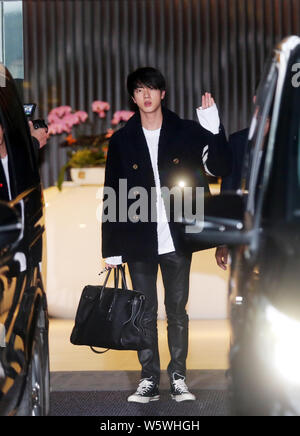 Sud-coréen Jin de boy band BTS, aussi connu comme le Bangtan les garçons, arrive à un aéroport pour le BTS World Tour 'Amour de Soi' tour concert à Taipei, Banque D'Images