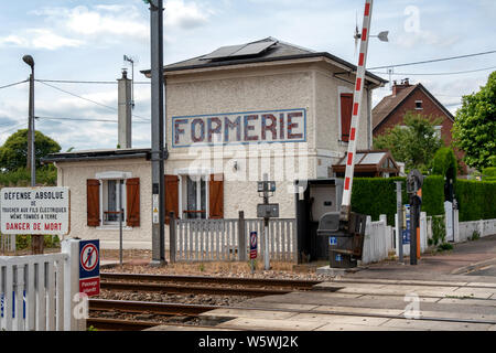 Un passage à niveau dans la petite ville de Formerie, nord de la France Banque D'Images