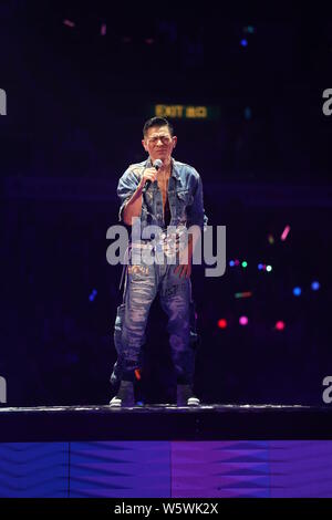 Hong Kong l'acteur et chanteur Andy Lau Te-wa effectue durant son concert à Hong Kong, Chine, 15 décembre 2018. Il y a déjà huit ans que Andy Lau Banque D'Images