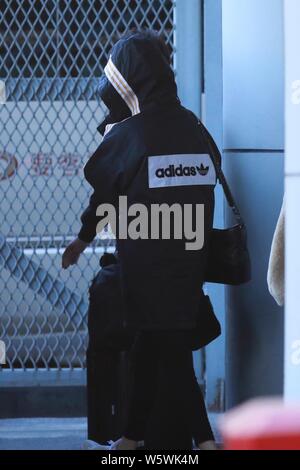 L'actrice chinoise Yang Mi est photographié après son arrivée à l'Aéroport International de Pékin à Beijing, Chine, 25 décembre 2018. Banque D'Images