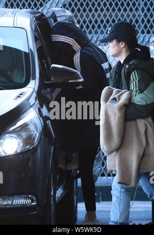 L'actrice chinoise Yang Mi est photographié après son arrivée à l'Aéroport International de Pékin à Beijing, Chine, 25 décembre 2018. Banque D'Images
