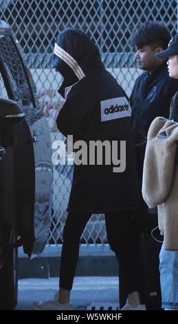 L'actrice chinoise Yang Mi est photographié après son arrivée à l'Aéroport International de Pékin à Beijing, Chine, 25 décembre 2018. Banque D'Images