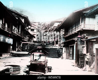 [ 1890 - Japon Street à Ikaho Hot Spring ] - Ikaho Onsen dans la préfecture de Gunma, un vieux Hot Spring Resort. Ikaho est caractérisée par son escalier en pierre menant à travers le centre-ville, et eaux thermales avec une forte concentration de fer. 19e siècle vintage lame de verre. Banque D'Images