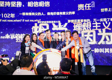 Jack Ma ou Ma Yun, président du Groupe d''Alibaba, centre, et Daniel Zhang Yong, directeur général de l'e-commerce chinois Alibaba Group géant, troisième à gauche, assister à la 3e Banque D'Images