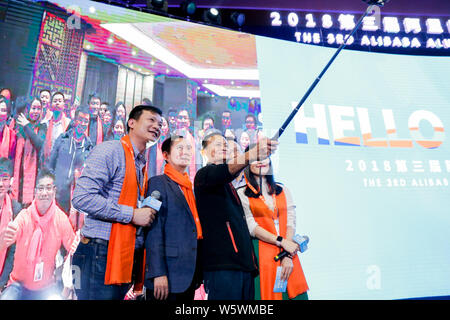 Jack Ma ou Ma Yun, président du Groupe d''Alibaba, centre, et Daniel Zhang Yong, directeur général de l'e-commerce chinois Alibaba Group géant, deuxième à gauche, assister à la 3r Banque D'Images