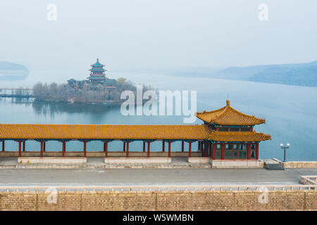 Vue aérienne du réservoir des tombeaux Ming ou le réservoir Shisanling lourd dans le smog dans Changping district, Beijing, Chine, 26 novembre 2018. Les Ming Banque D'Images