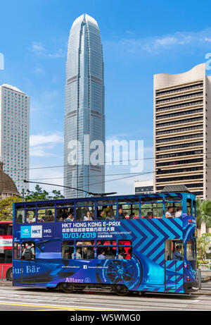 Tramway en face de deux International Finance Centre, Queensway, Central, Hong Kong, Chine Banque D'Images