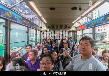 Les passagers d'un tramway bondé, le Pic Victoria, île de Hong Kong, Hong Kong, Chine Banque D'Images