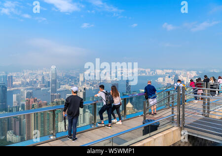 Vue sur la ville à partir de la terrasse Sky 428 sur le Tour de pointe, Pic Victoria, île de Hong Kong, Hong Kong, Chine Banque D'Images