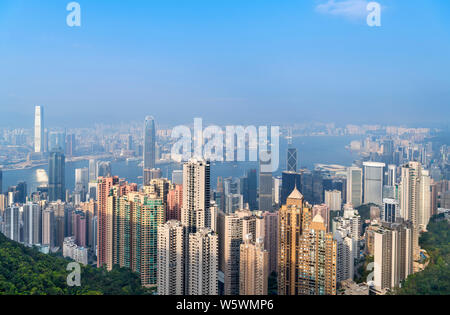 Vue sur la ville à partir de la terrasse Sky 428 sur le Tour de pointe, Pic Victoria, île de Hong Kong, Hong Kong, Chine Banque D'Images