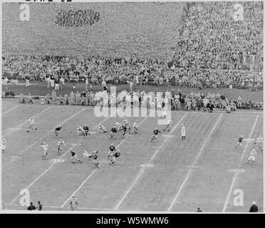 Photographie d'une partie de l'action sur le terrain au cours de l'Army-Navy Football jeu de Philadelphie, assisté par le président et Mme Truman. Banque D'Images