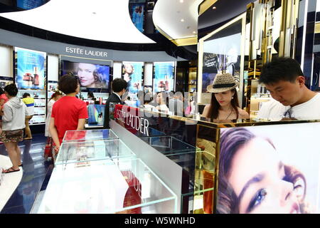 ---Fichier-clients achètent et les produits de beauté d'Estée Lauder à l'Haitang Bay DFS (duty free shop) Mall de la ville de Sanya, Chine du sud de Hainan Banque D'Images