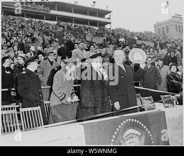 Photographie du Président et Mme Truman dans les stands à l'Army-Navy Football jeu de Philadelphie. Banque D'Images