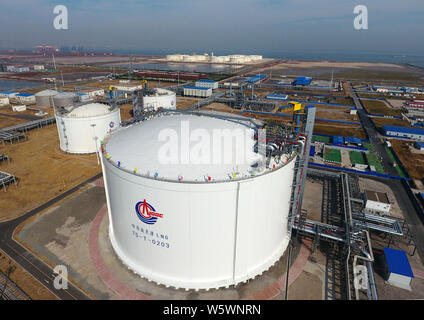 --FILE--Une vue aérienne d'un terminal de gaz naturel liquéfié (GNL) cuve de stockage de la CNOOC (China National Offshore Oil Corporation) à Tianjin, Chine, 12 Octobre Banque D'Images