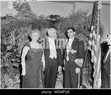 Photographie du Président et Mme Truman avec le Shah d'Iran, en tenue, au cours de la visite du Shah aux États-Unis. Banque D'Images