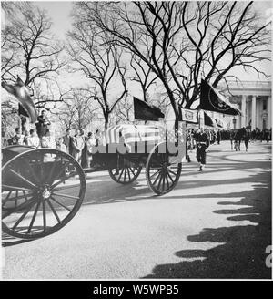 Photographie du caisson portant le cercueil, recouvert du drapeau du Président John F. Kennedy de quitter la Maison Blanche, motifs conduisant le cortège funéraire de la cathédrale de Saint Matthieu. Banque D'Images