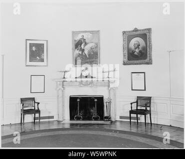 Photographie de la cheminée dans le bureau ovale de la Maison Blanche, avec un portrait de Simon Bolivar qui plane au-dessus de la cheminée, flanquée de portraits de Franklin D. Roosevelt et George Washington. Banque D'Images