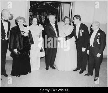 Photographie du parti présidentiel à l'Inaugural Ball, qui a eu lieu à la National Guard Armory à Washington : (de gauche à droite) Première Dame Bess Truman, Washington 24,99 Perle Mesta, le Président Truman, Margaret Truman, Ball co-président Edgar Morris, et Arthur Bergman. Banque D'Images