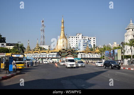 Vue de la pagode Sule, l'une des principales pagodes de Yangon, l'ancienne capitale de la Birmanie - Myanmar Banque D'Images