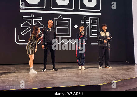 Entraîneur de football français et ancien joueur Zinedine Zidane, deuxième à gauche, et l'actrice de Hong Kong, deuxième à droite, Angelababy assister à un événement promotionnel pour un Banque D'Images