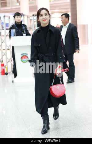 L'actrice chinoise Tong Liya arrive à l'aéroport avant le départ à Shanghai, Chine, 29 novembre 2018. Robe : Emporio Armani : Sac à main Bally Banque D'Images