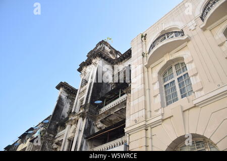 De près de l'façades colorées de vieux bâtiments coloniaux dans les rues de Yangon, l'ancienne capitale de la Birmanie - Myanmar Banque D'Images